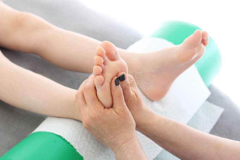 Reflexotherapy, acupressure do pé do ` s da criança imagem de stock royalty free Reflexotherapy, acupressure do pé do ` s da criança imagem de stock royalty free