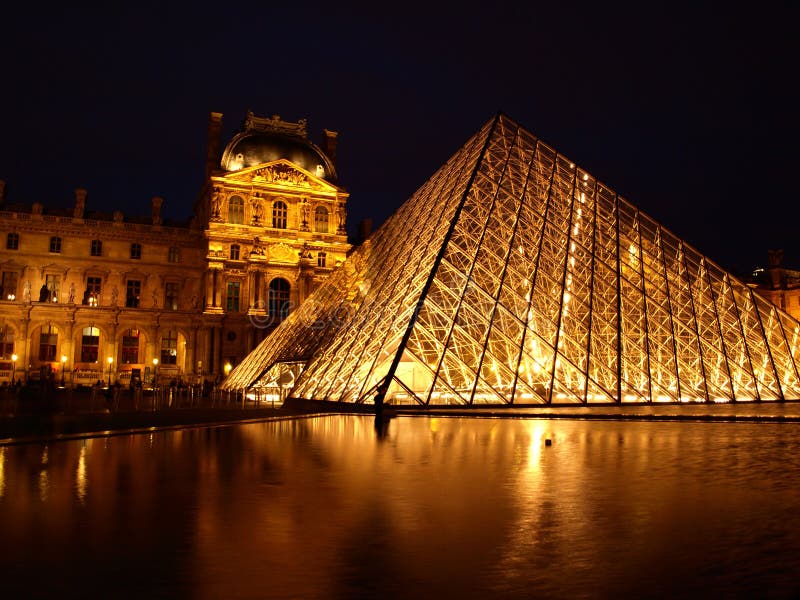 Reflexo do Louvre - Paris, França fotos de stock royalty free