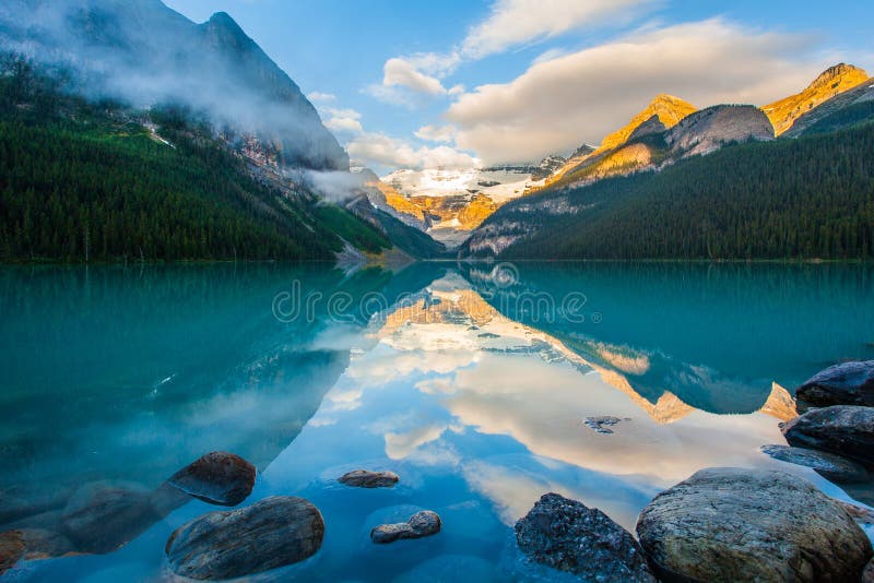 Reflexão da montanha no lago