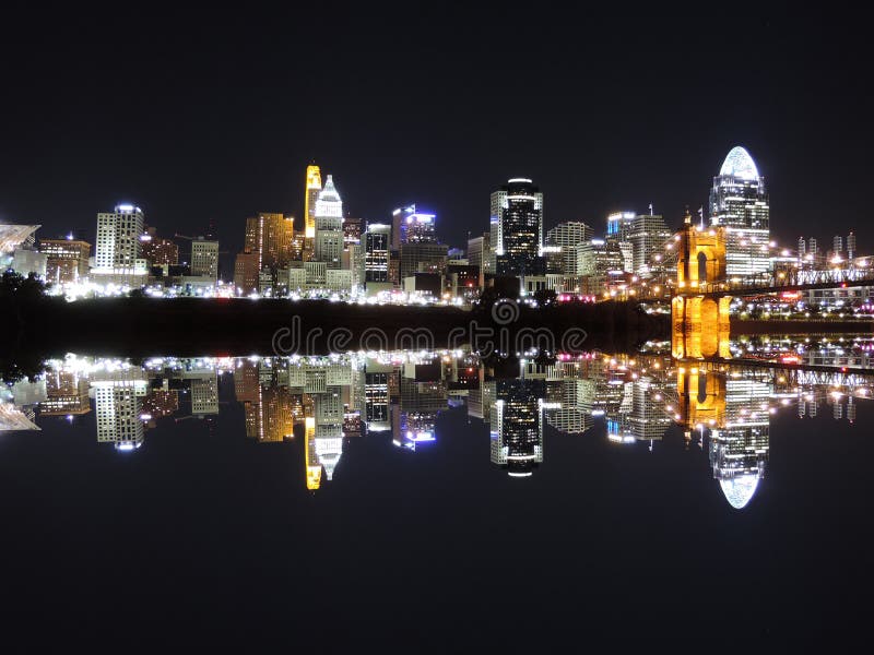 Reflexo do Horizonte de Cincinnati foto de stock royalty free