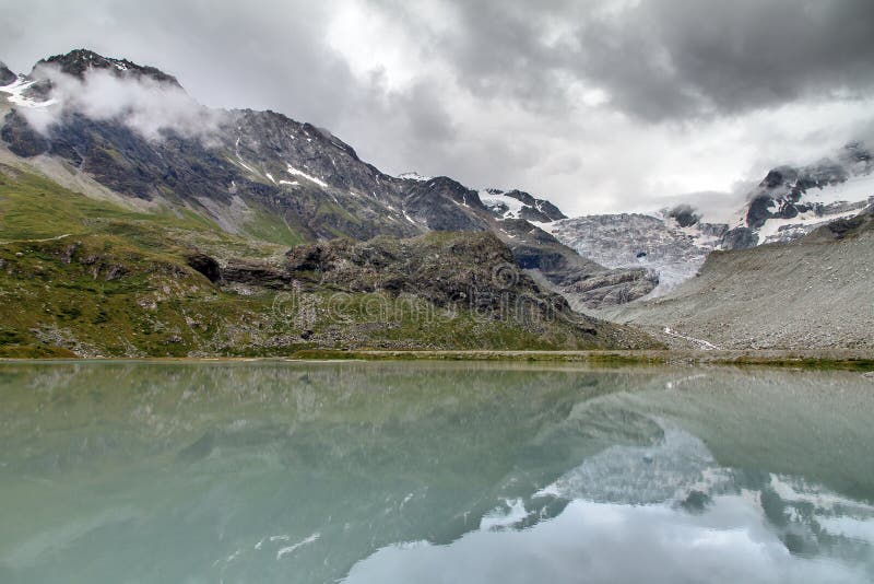 Reflexão do lago glacier nublado
