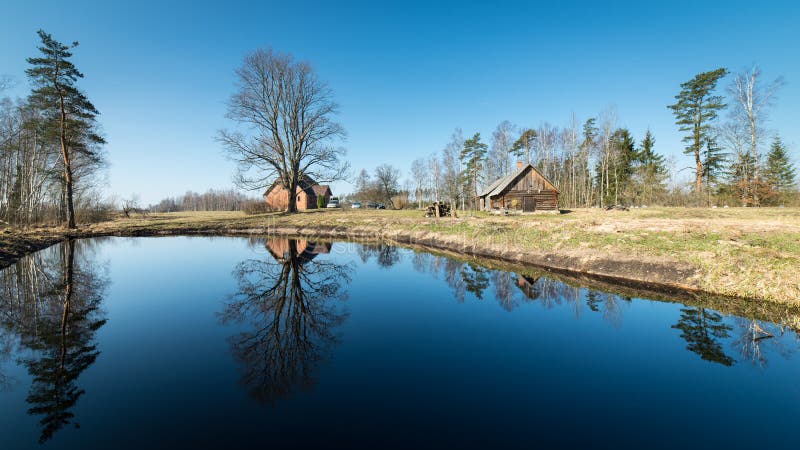 Reflexões da casa de campo na lagoa fotografia de stock