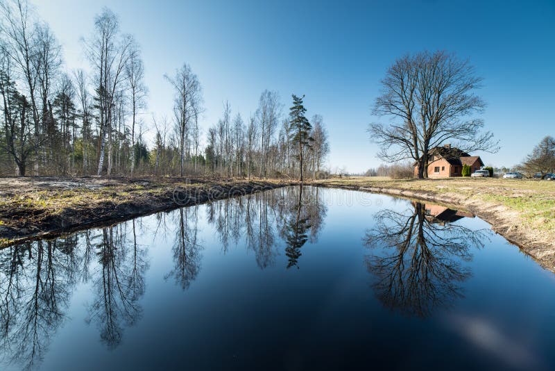 Reflexos de uma casa de campo no lago imagem de stock