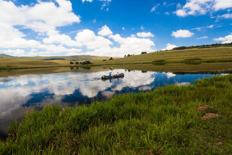 Reflétez les enfants de canoë de lac photographie stock libre de droits Reflétez les enfants de canoë de lac photographie stock libre de droits