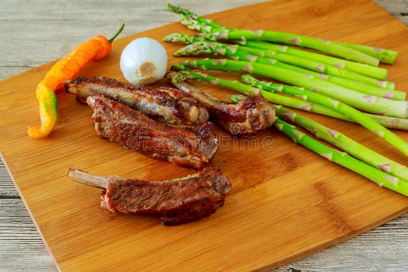 Reforços deliciosos do BBQ com pão brindado, slaw do cole e um molho marcante do BBQ imagens de stock Reforços deliciosos do BBQ com pão brindado, slaw do cole e um molho marcante do BBQ imagens de stock