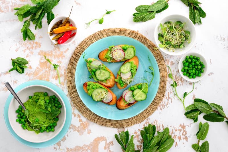 Refreshing crusty canapes with green peas and mint pesto