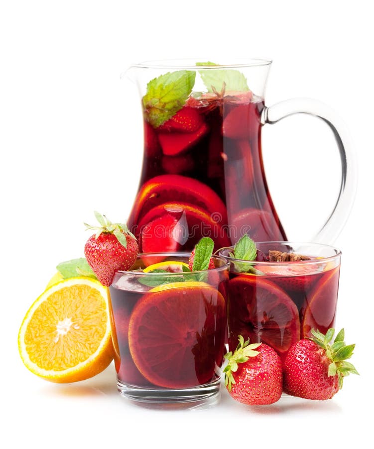 Cocktail di raccolta di frutta Rinfrescante sangria in caraffa e due bicchieri.