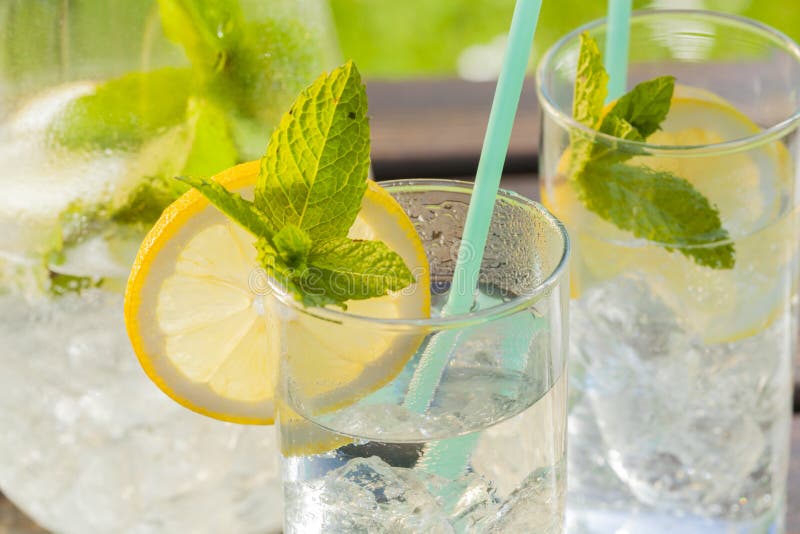 Refreshing Water with Lemon and Mint Stock Photo - Image of makro, soda ...