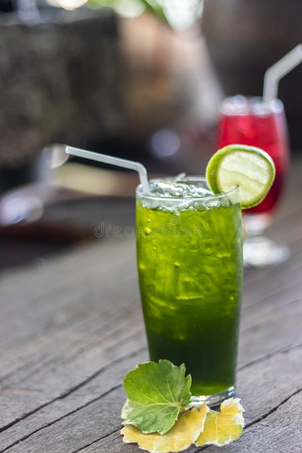 Refresque el té verde del limón en piso de madera orgánico sano imágenes de archivo libres de regalías