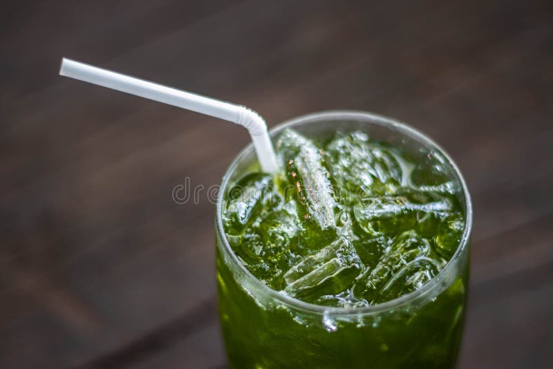 Refresque el té verde del limón en piso de madera orgánico sano foto de archivo