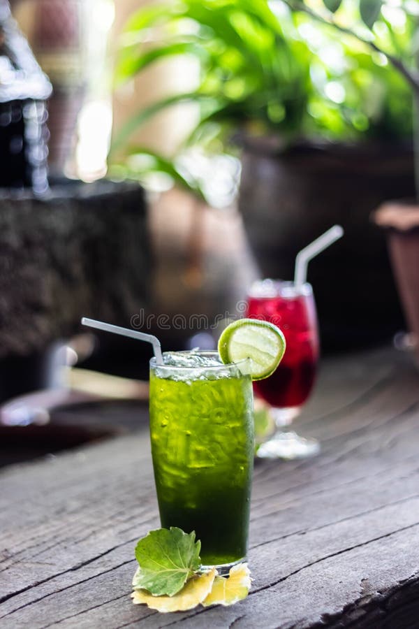 Refresque el té verde del limón en piso de madera orgánico sano fotografía de archivo