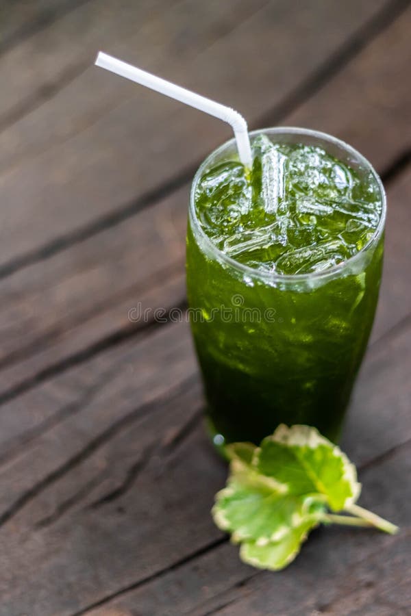 Refresque el té verde del limón en piso de madera orgánico sano fotos de archivo