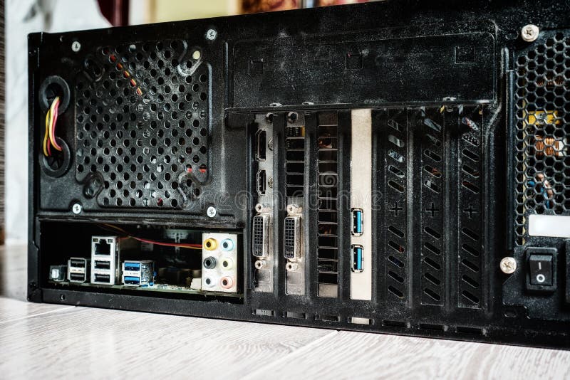 Refrigerador del procesador pc para equipos negros limpio con fragmento de caja principal y de ordenador en un lado imágenes de archivo libres de regalías Refrigerador del procesador pc para equipos negros limpio con fragmento de caja principal y de ordenador en un lado imágenes de archivo libres de regalías