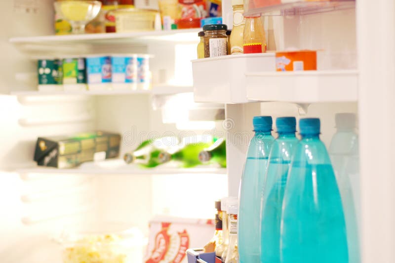 Abrir refrigerador lleno de tienda de comestibles elementos.