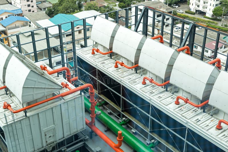 Refrigeratore. serie di torri di raffreddamento nell'edificio del centro dati immagini stock