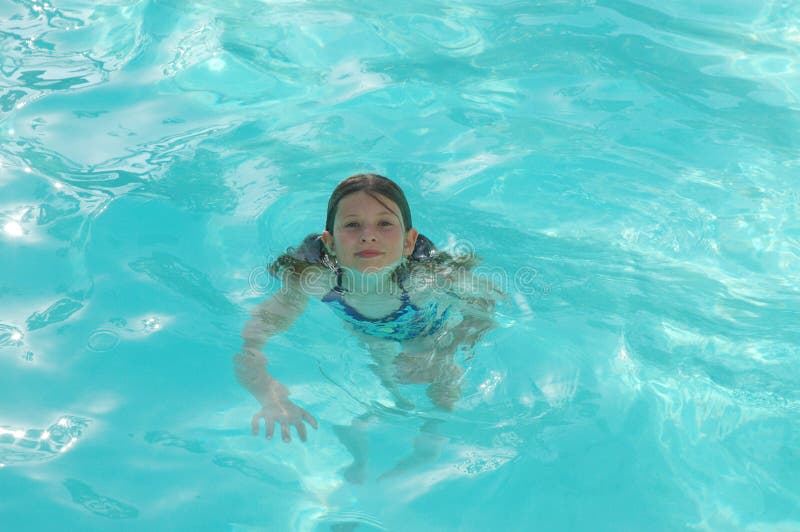 Refroidir dans la piscine photographie stock libre de droits Refroidir dans la piscine photographie stock libre de droits