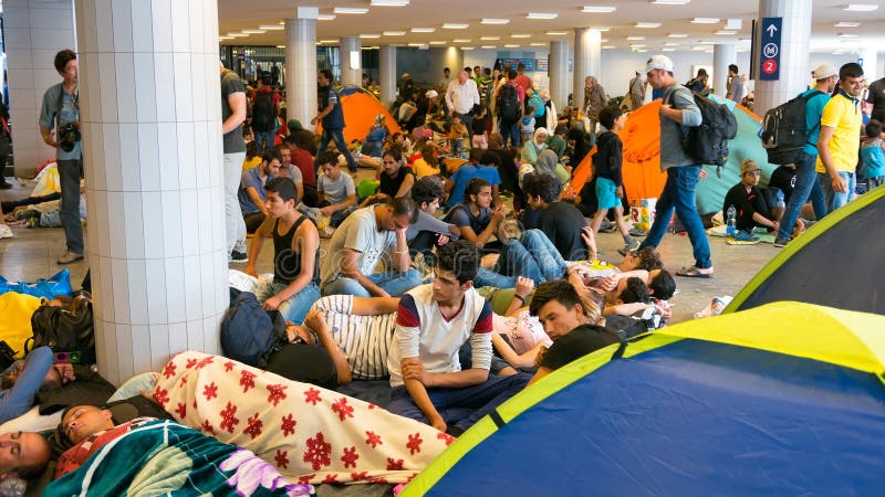Refugiados que acampan en la estación de tren de Keleti en Budapest imagenes de archivo Refugiados que acampan en la estación de tren de Keleti en Budapest imagenes de archivo