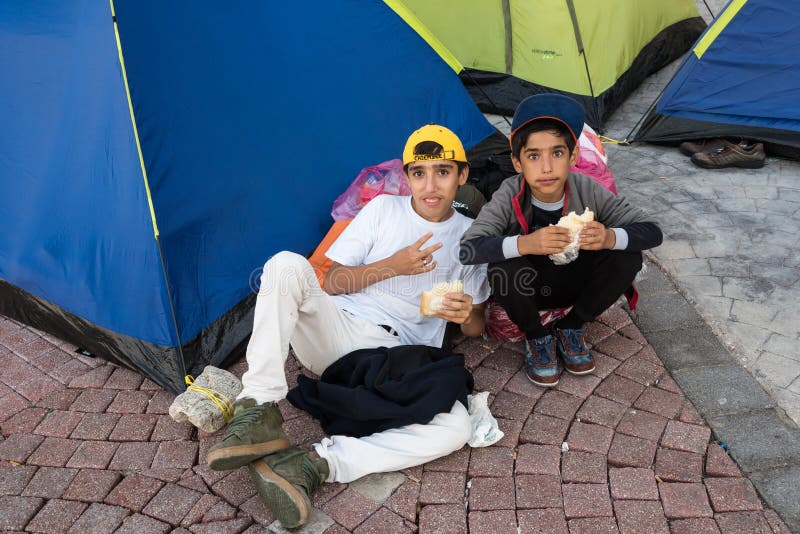 Refugiados sirios en Grecia fotografía de archivo Refugiados sirios en Grecia fotografía de archivo