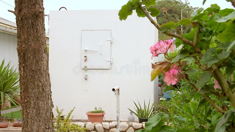 Refugio de bombas móviles dentro de un jardín de viviendas en israel