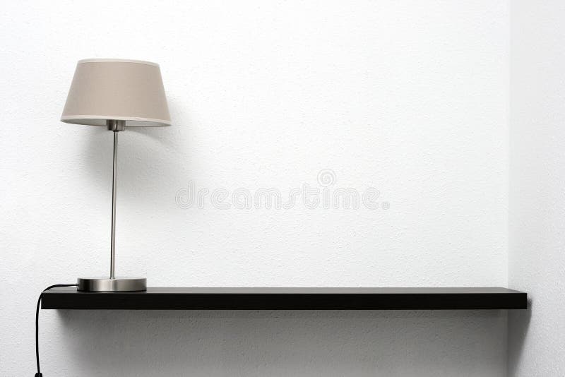 Regal auf der Wand mit Lampe