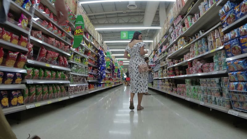 Regale mit Waren im Supermarkt Einkauf von der Ansicht eines Warenkorbes thailand