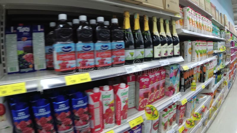 Regale mit Waren im Supermarkt Einkauf von der Ansicht eines Warenkorbes thailand