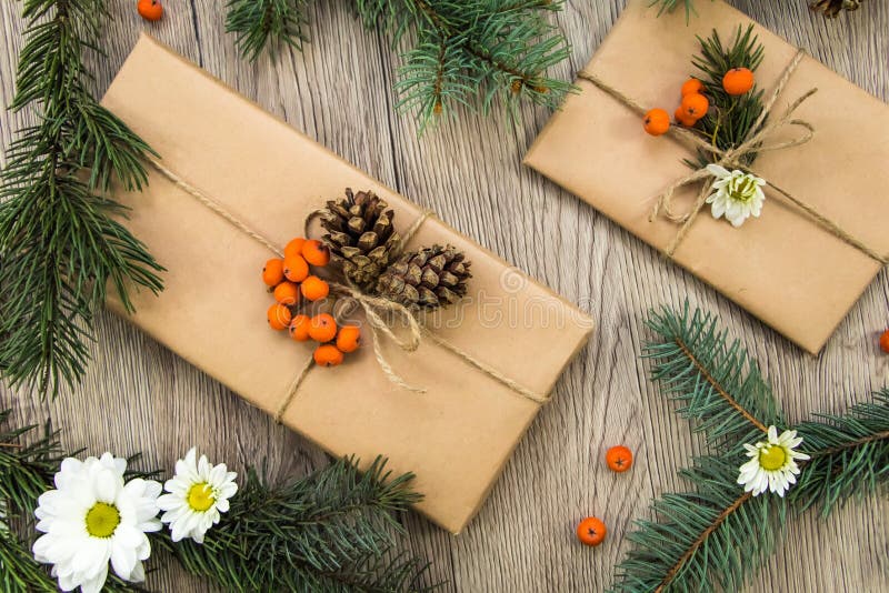 Regali di Natale avvolti in carta kraft con la decorazione naturale Disposizione piana, vista superiore immagine stock libera da diritti Regali di Natale avvolti in carta kraft con la decorazione naturale Disposizione piana, vista superiore immagine stock libera da diritti