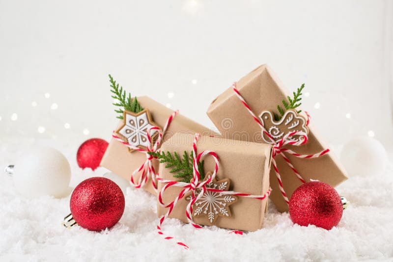 Regali di Natale dell'imballaggio Contenitori di regalo di Natale e decorazioni, rami del pino sul fondo bianco della neve