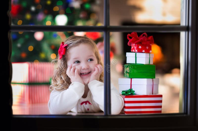 Regali Di Natale Bambina.Regali Di Natale Di Apertura Della Bambina Al Posto Del Fuoco Fotografia Stock Immagine Di Mattina Felice 80775118