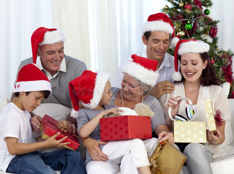 Apertura Regali Di Natale.Regali Di Natale Di Apertura Della Famiglia Nel Paese Fotografia Stock Immagine Di Sano Cute 11569058