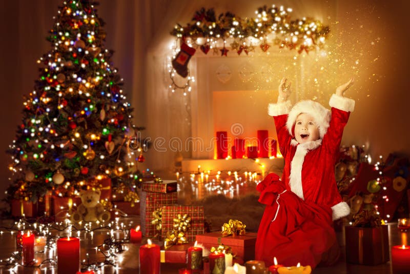 Regali felici dei presente del bambino di Natale, giocattoli attuali d'apertura del bambino