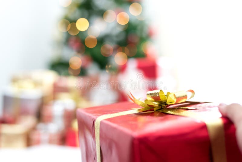 Regalo della tenuta della mano nell'evento di giorno di Natale Concetto del partito del nuovo anno e di natale fotografie stock Regalo della tenuta della mano nell'evento di giorno di Natale Concetto del partito del nuovo anno e di natale fotografie stock