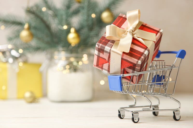 Regalo di Natale in carrello della drogheria fotografie stock Regalo di Natale in carrello della drogheria fotografie stock