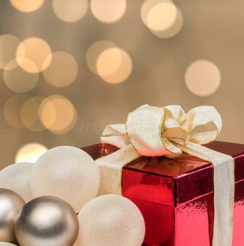 Regalo di Natale con il fondo defocused delle luci immagine stock Regalo di Natale con il fondo defocused delle luci immagine stock