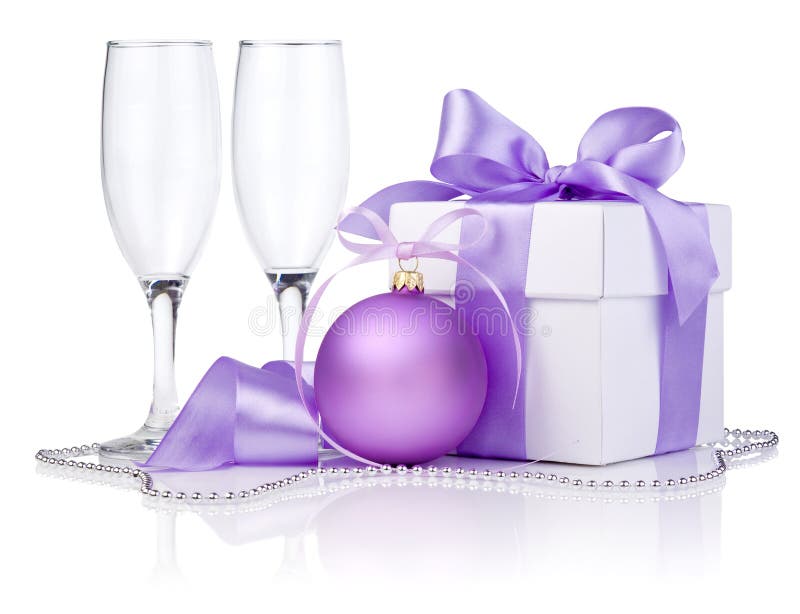 Regalo di natale con la sfera viola, due vetri vuoti immagine stock libera da diritti Regalo di natale con la sfera viola, due vetri vuoti immagine stock libera da diritti