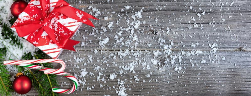 Regalo innevato di Natale con i rami di albero e le decorazioni o fotografie stock libere da diritti Regalo innevato di Natale con i rami di albero e le decorazioni o fotografie stock libere da diritti