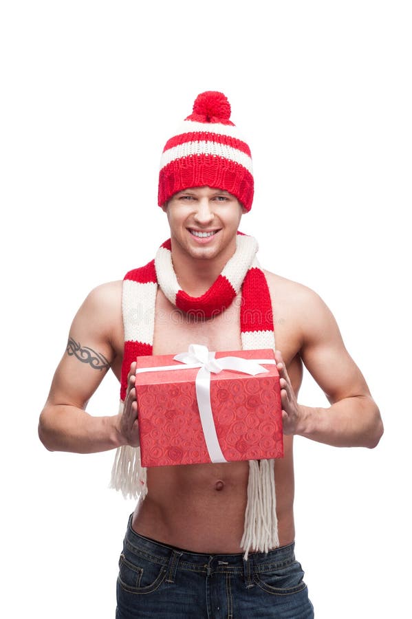 Regalo macho sexy di colore rosso della holding immagine stock Regalo macho sexy di colore rosso della holding immagine stock
