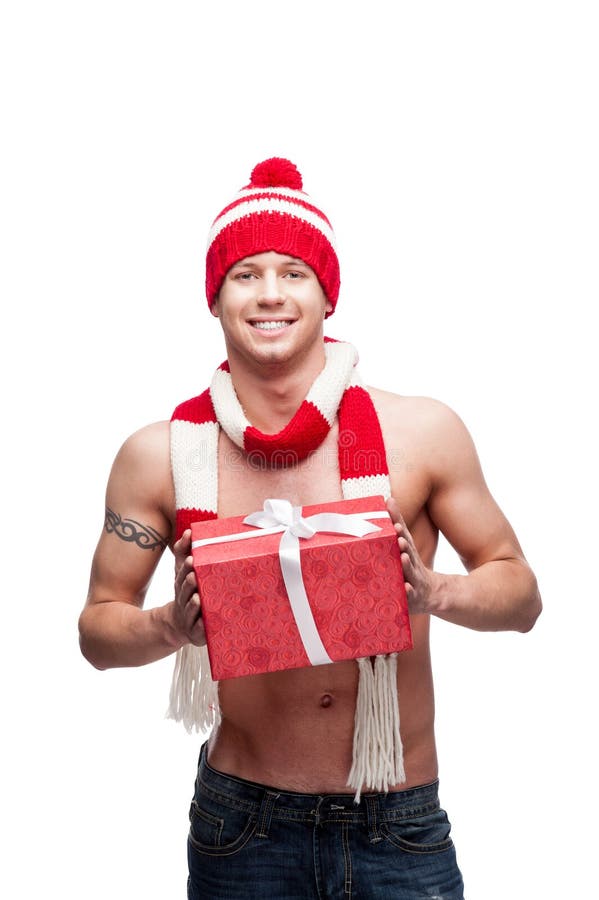 Regalo macho sexy di colore rosso della holding immagine stock libera da diritti Regalo macho sexy di colore rosso della holding immagine stock libera da diritti