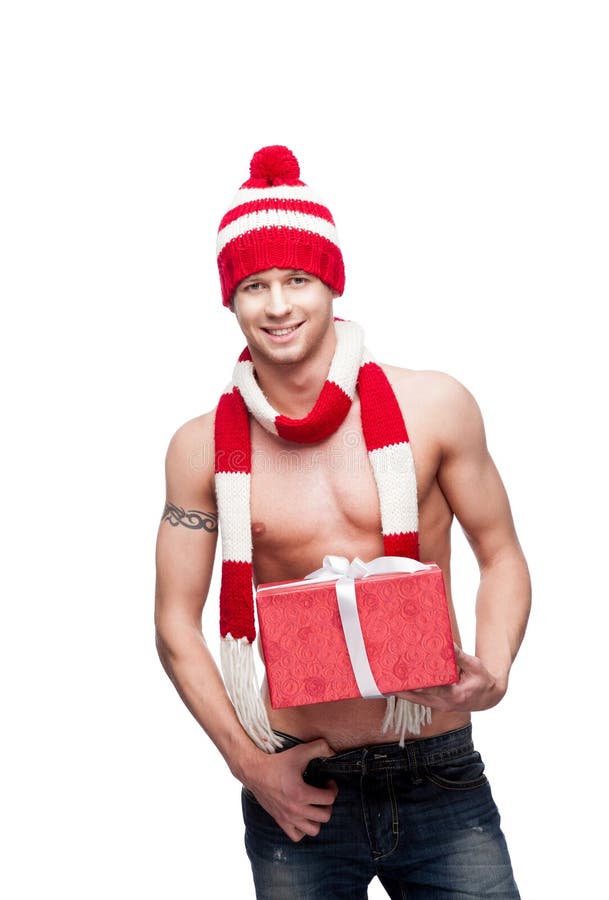 Regalo macho sexy di colore rosso della holding immagini stock Regalo macho sexy di colore rosso della holding immagini stock
