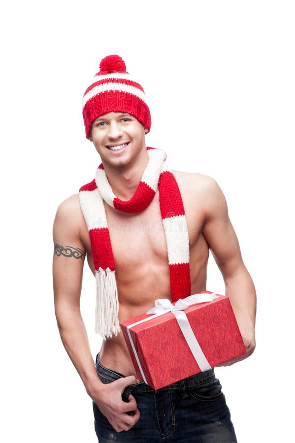 Regalo macho sexy di colore rosso della holding fotografia stock Regalo macho sexy di colore rosso della holding fotografia stock