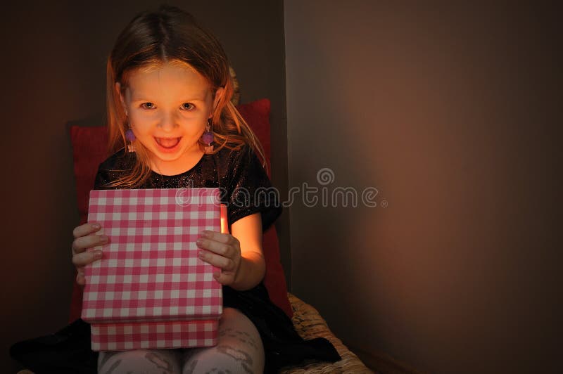 Regalo magico aperto della piccola ragazza immagini stock