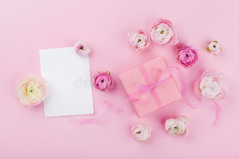 Regalo o presente, fiore in bianco e bello di carta sullo scrittorio rosa da sopra per il modello di nozze o cartolina d'auguri i immagine stock libera da diritti Regalo o presente, fiore in bianco e bello di carta sullo scrittorio rosa da sopra per il modello di nozze o cartolina d'auguri i immagine stock libera da diritti