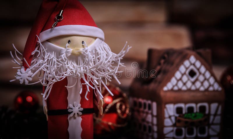 Regalo per il Natale, casa di pan di zenzero, un giocattolo Santa Claus fotografia stock libera da diritti Regalo per il Natale, casa di pan di zenzero, un giocattolo Santa Claus fotografia stock libera da diritti