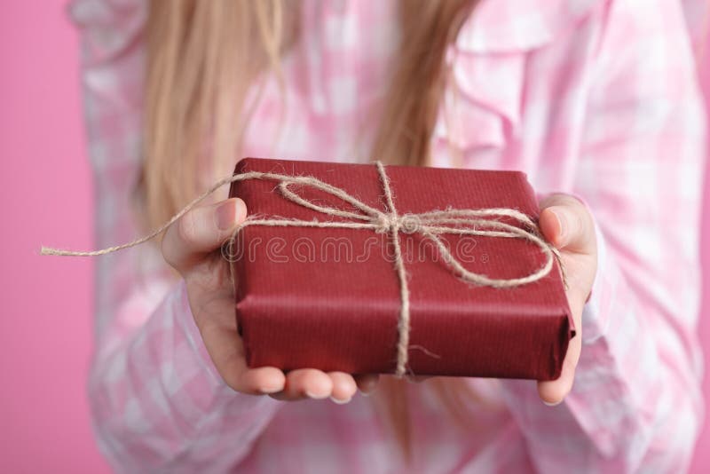Regalo per l'amante dalla femmina, tenente giftbox in mani immagini stock