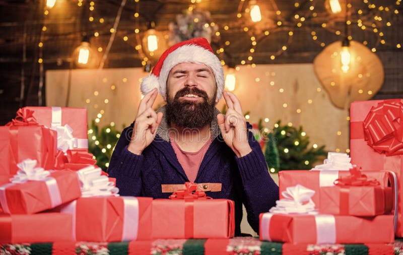 Regalo preparado para hipster para la familia. hombre barbudo santa claus que celebra el año nuevo. generoso año nuevo. muchos reg fotos de archivo