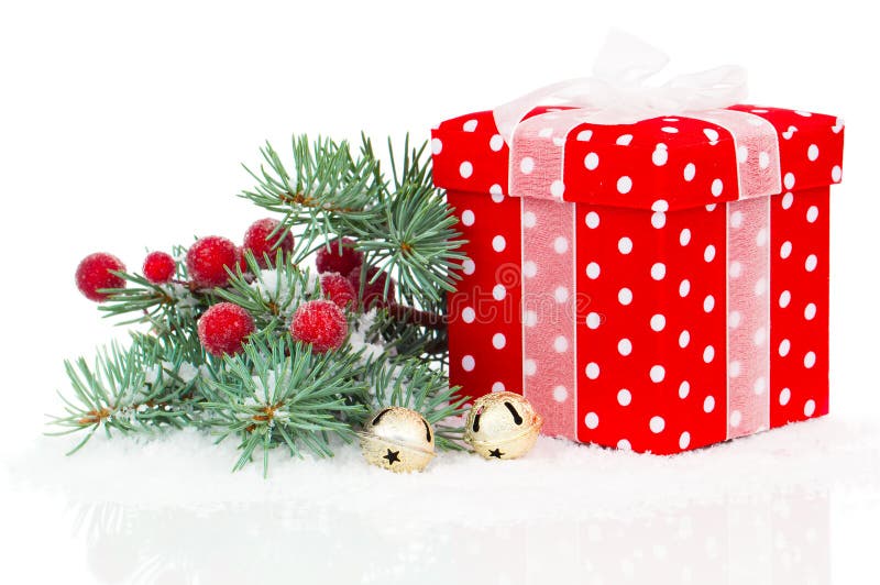 Regalo rojo de la Navidad con el abeto de la ramificación foto de archivo libre de regalías Regalo rojo de la Navidad con el abeto de la ramificación foto de archivo libre de regalías
