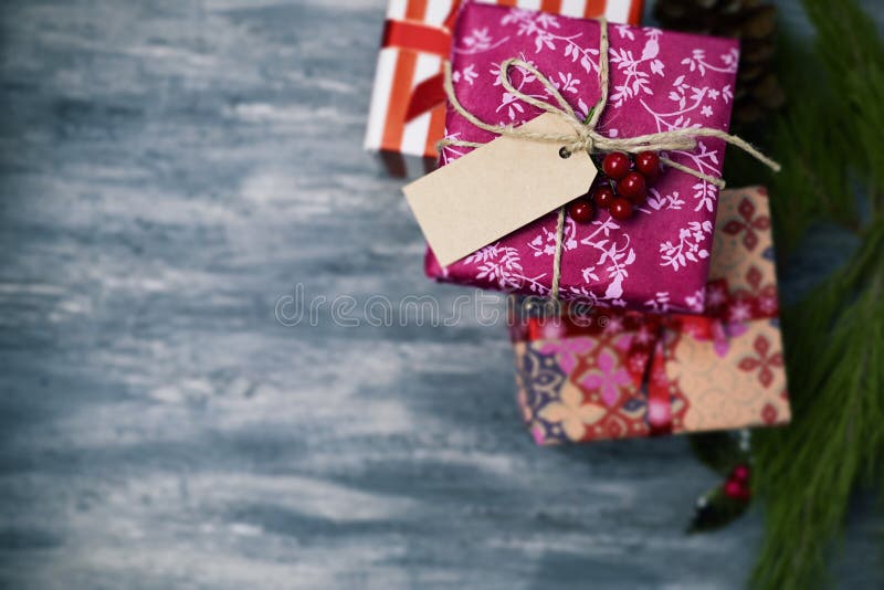 Regalos acogedores de la Navidad envueltos en papeles agradables fotos de archivo Regalos acogedores de la Navidad envueltos en papeles agradables fotos de archivo