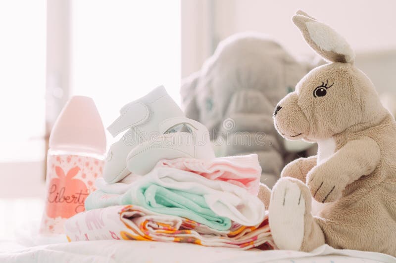 Regalos de Babyshower, zapatos, marionetas, ropa, botella de alimentación, con el estilo elegante moderno, colocándose en la tabl imagen de archivo libre de regalías Regalos de Babyshower, zapatos, marionetas, ropa, botella de alimentación, con el estilo elegante moderno, colocándose en la tabl imagen de archivo libre de regalías