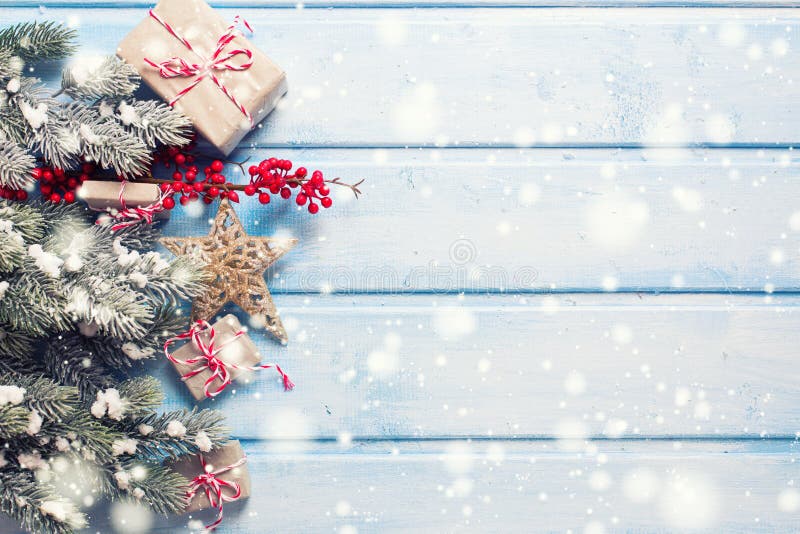 Regalos de Navidad envueltos, ramas de árbol de la piel, estrella decorativa a foto de archivo Regalos de Navidad envueltos, ramas de árbol de la piel, estrella decorativa a foto de archivo