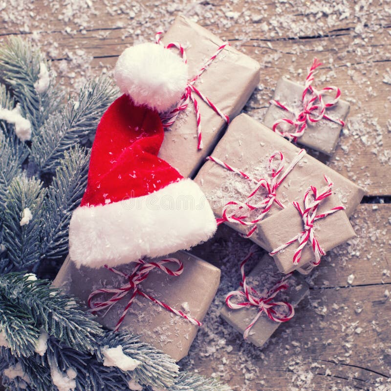 Regalos de Navidad envueltos, sombrero decorativo y ramas f de Papá Noel fotografía de archivo Regalos de Navidad envueltos, sombrero decorativo y ramas f de Papá Noel fotografía de archivo